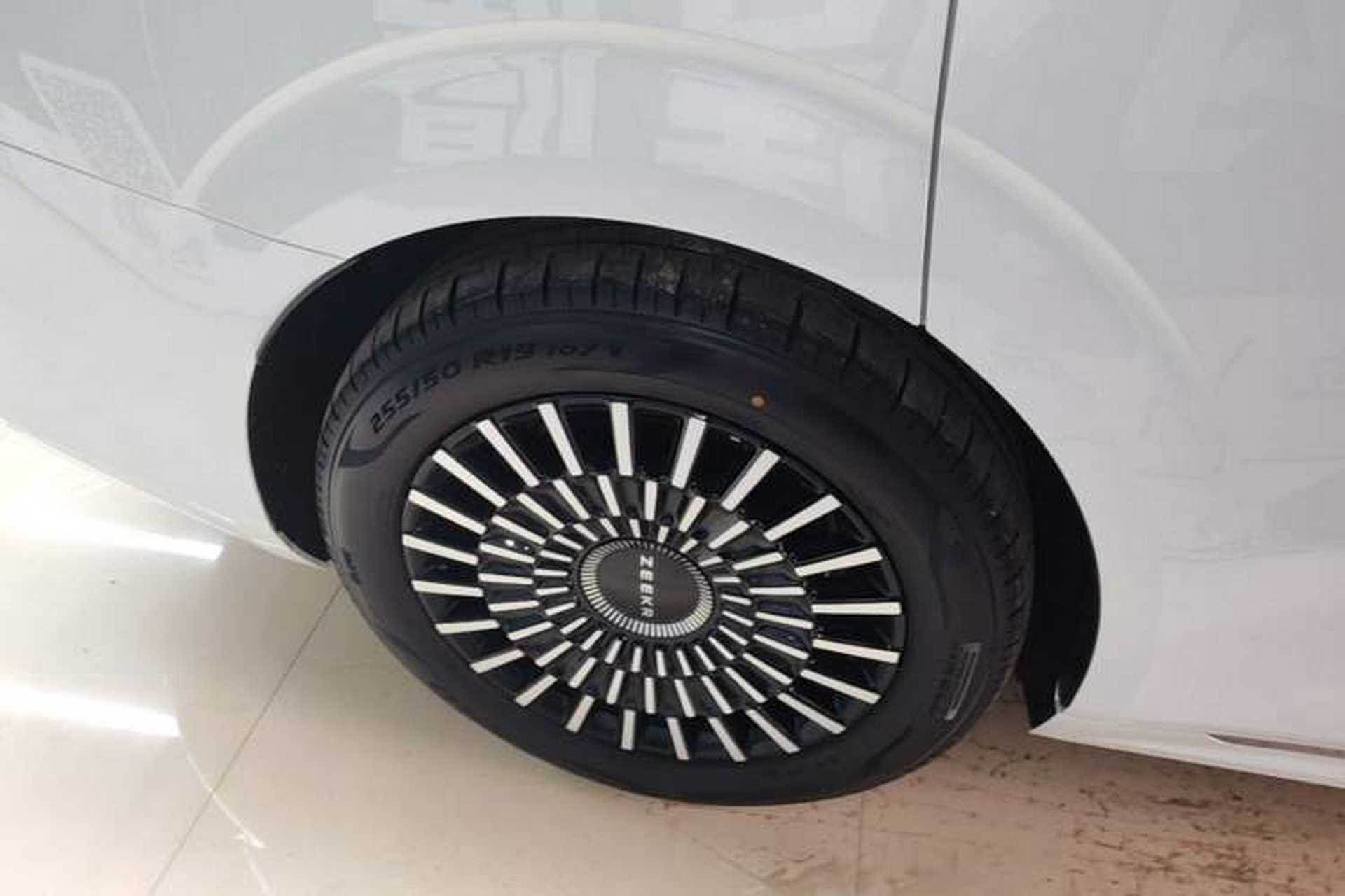 Used Zeekr 009 2024 Six-Seat Executive Version 4WD 108 kWh Right Rear Wheel Hub