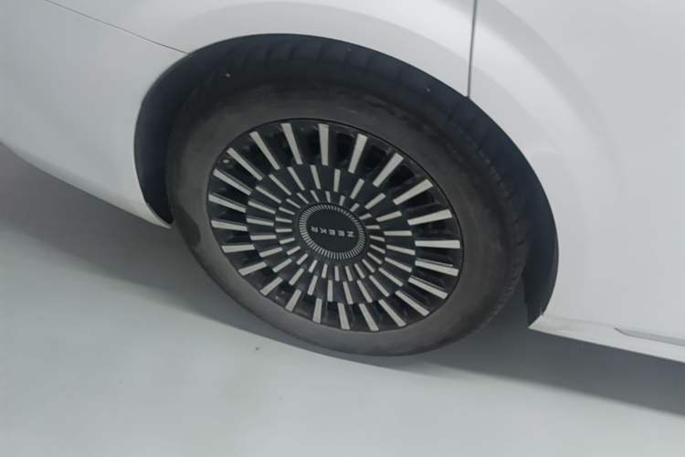 Used Zeekr 009 2024 7-Seater Aisle Version 108 kWh Right Rear Wheel Hub