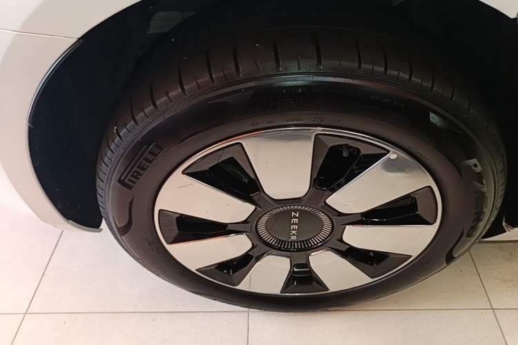Used Zeekr 009 2024 7-Seater Walk-Through Version Four-Wheel Drive 108 kWh Right Rear Wheel Hub