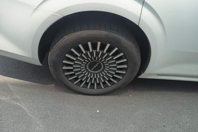 Used Zeekr 009 2024 Six-Seat Executive Version 4WD 108 kWh Right Rear Wheel Hub