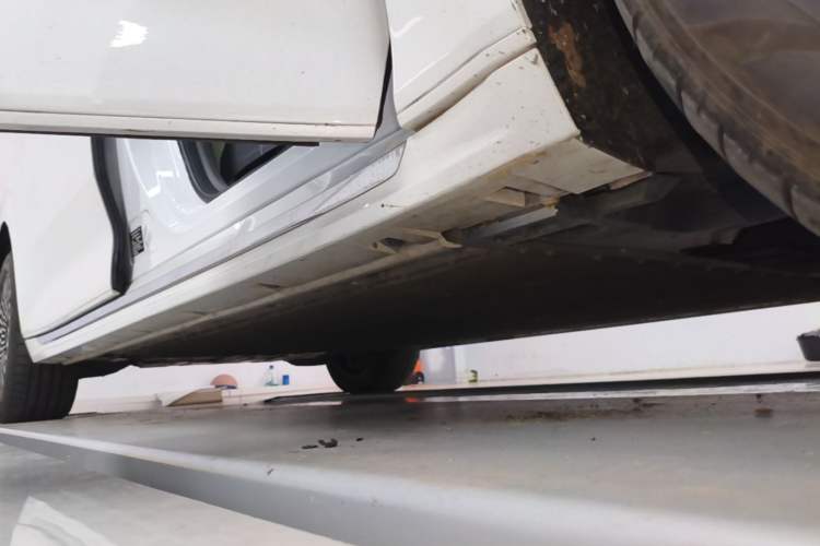 Used Zeekr 009 2024 Six-Seat Executive Version 4WD 108 kWh Right Side Sill