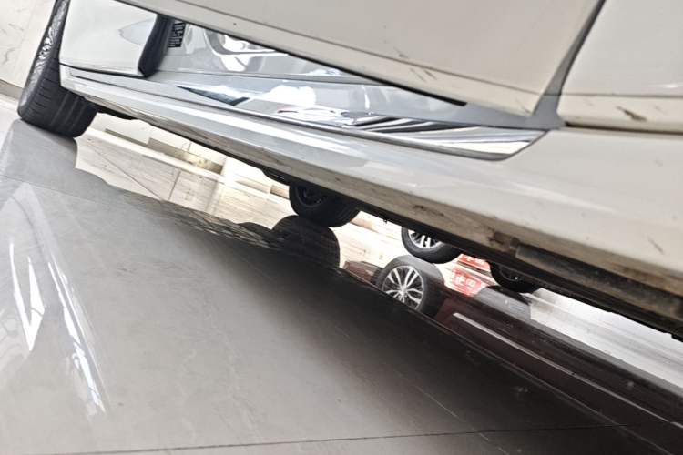 Used Zeekr 009 2024 7-Seater Walk-Through Version Four-Wheel Drive 108 kWh Right Side Sill