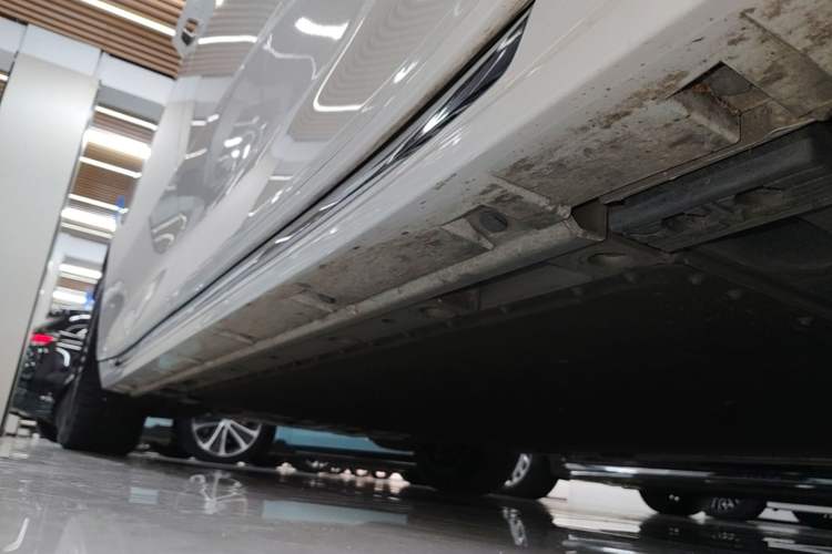 Used Zeekr 009 2024 7-Seater Walk-Through Version Four-Wheel Drive 108 kWh Right Side Sill
