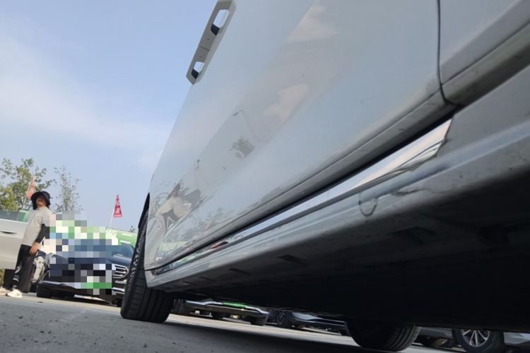 Used Zeekr 009 2024 7-Seater Walk-Through Version Four-Wheel Drive 108 kWh Right Side Sill