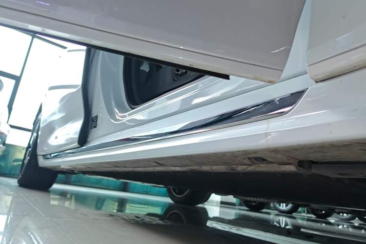 Used Zeekr 009 2024 Six-Seat Executive Version 4WD 108 kWh Right Side Sill