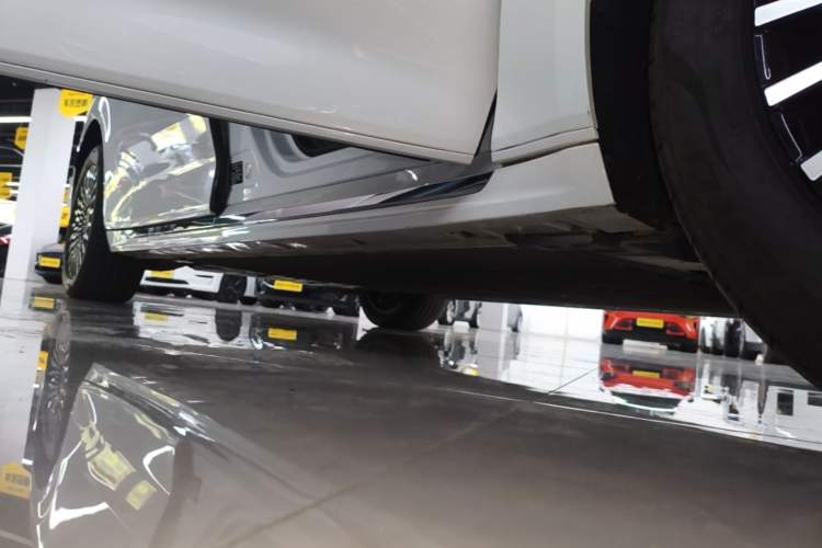 Used Zeekr 009 2024 Six-Seat Executive Version 4WD 108 kWh Right Side Sill