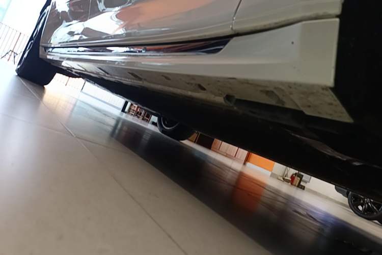 Used Zeekr 009 2024 7-Seater Walk-Through Version Four-Wheel Drive 108 kWh Right Side Sill