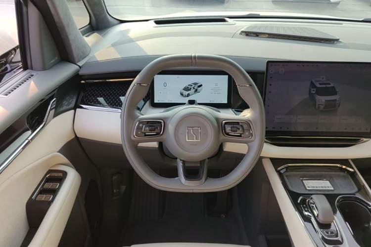 Used Zeekr 009 2024 7-Seater Walk-Through Version Four-Wheel Drive 108 kWh Steering Wheel