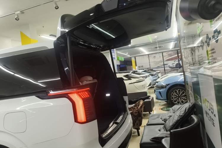 Used Zeekr 009 2024 Six-Seat Executive Version 4WD 140 kWh Trunk