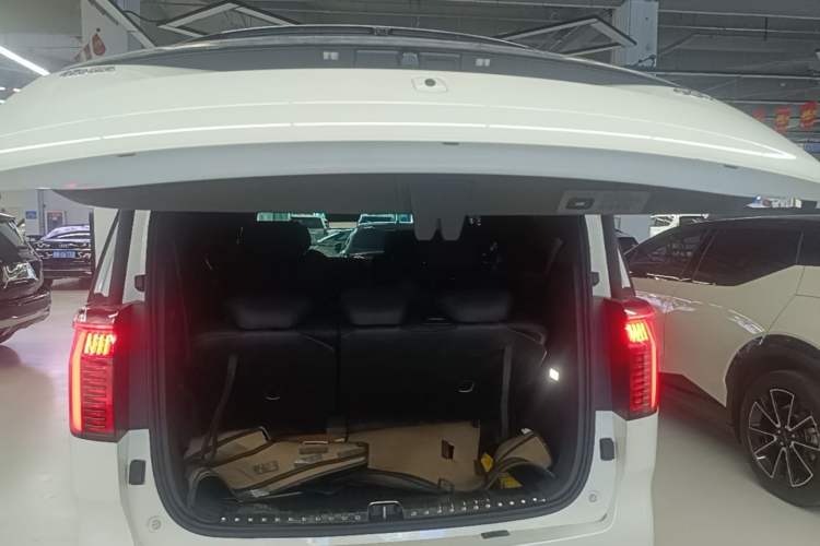 Used Zeekr 009 2024 7-Seater Aisle Version 108 kWh Trunk