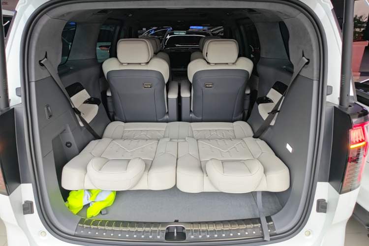 Used Zeekr 009 2024 Six-Seat Executive Version 4WD 108 kWh Trunk