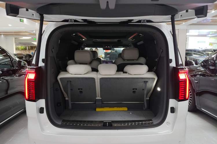 Used Zeekr 009 2024 7-Seater Walk-Through Version Four-Wheel Drive 108 kWh Trunk