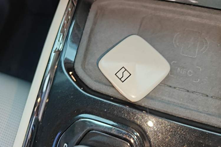 Used Zeekr 009 2024 Six-Seat Executive Version 4WD 108 kWh Vehicle Key