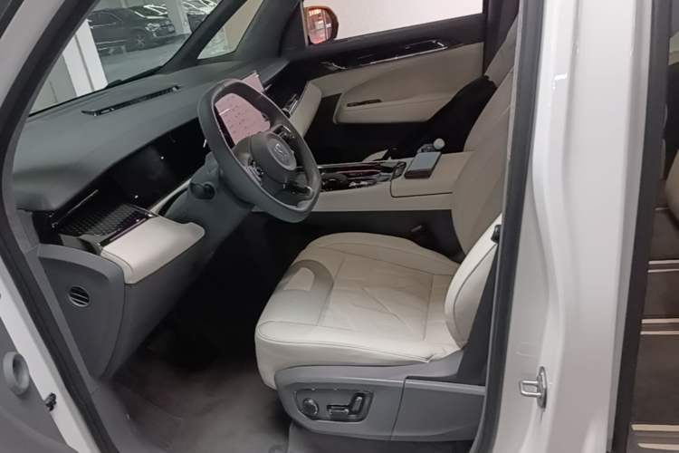 Used Zeekr 009 2024 Six-Seat Executive Version 4WD 108 kWh Left Front Seat