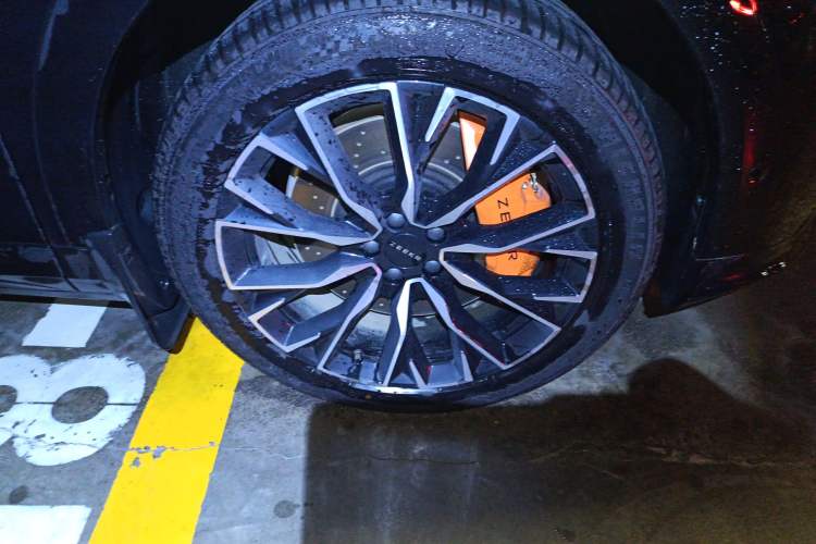 Used Zeekr 7X 2025 75 kWh Rear-Wheel Drive Intelligent Driving Version Right Front Wheel Hub