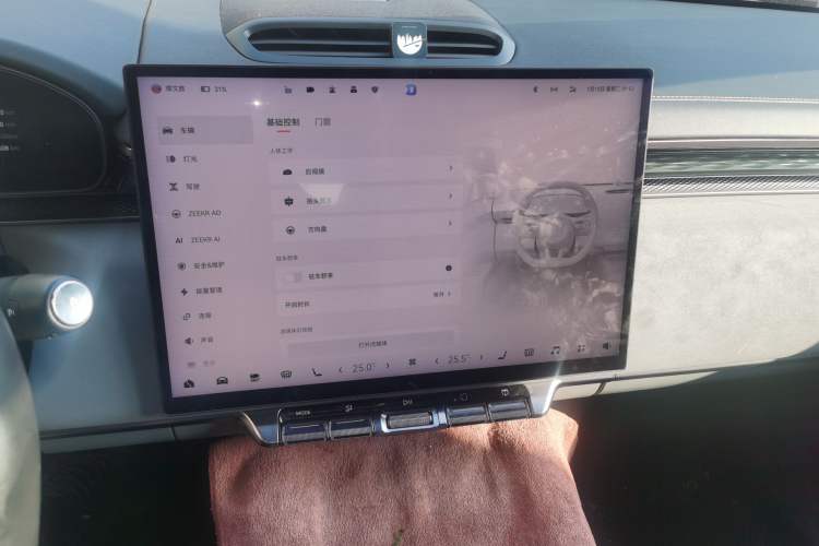 Used Zeekr 7X 2025 75 kWh Rear-Wheel Drive Intelligent Driving Version Audio And AC Panel