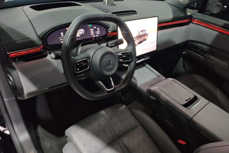 Used Zeekr 7X 2025 100 kWh Long-Range Rear-Wheel Drive with Intelligent Driving Features Center Console