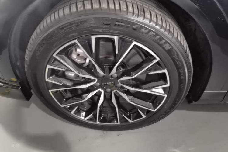 Used Zeekr 7X 2025 100 kWh Long-Range Rear-Wheel Drive with Intelligent Driving Features Left Front Wheel Hub