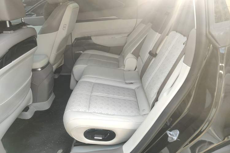 Used Zeekr 7X 2025 100 kWh Long-Range Rear-Wheel Drive with Intelligent Driving Features Left Rear Seat