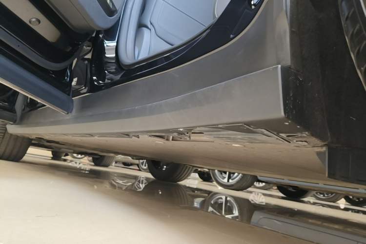 Used Zeekr 7X 2025 75 kWh Rear-Wheel Drive Intelligent Driving Version Left Side Sill