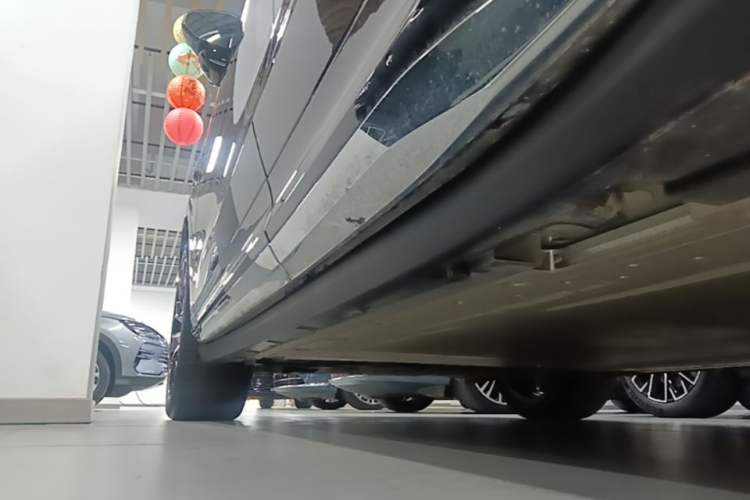 Used Zeekr 7X 2025 75 kWh Rear-Wheel Drive Intelligent Driving Version Left Side Sill