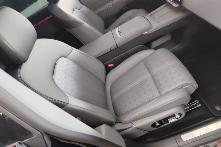 Used Zeekr 7X 2025 100 kWh Long-Range Rear-Wheel Drive with Intelligent Driving Features Right Front Seat