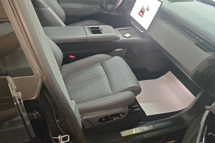 Used Zeekr 7X 2025 100 kWh Long-Range Rear-Wheel Drive with Intelligent Driving Features Right Front Seat