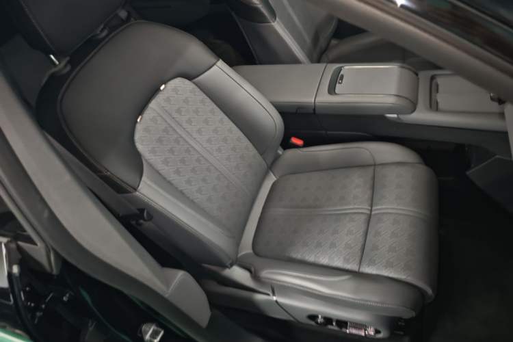 Used Zeekr 7X 2025 100 kWh Long-Range Rear-Wheel Drive with Intelligent Driving Features Right Front Seat