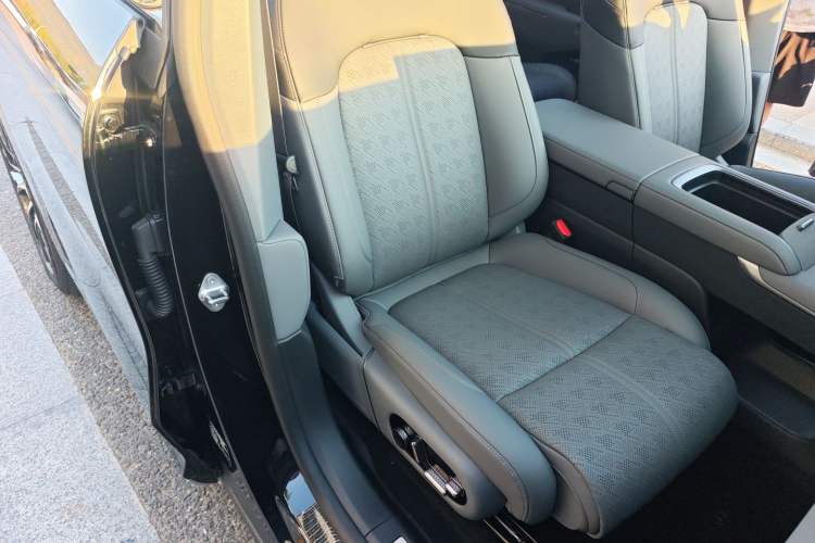 Used Zeekr 7X 2025 75 kWh Rear-Wheel Drive Intelligent Driving Version Right Front Seat