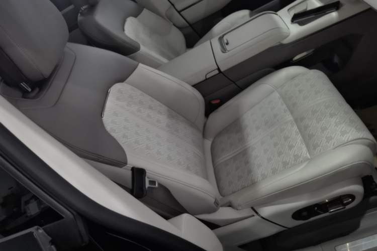 Used Zeekr 7X 2025 100 kWh Long-Range Rear-Wheel Drive with Intelligent Driving Features Right Front Seat