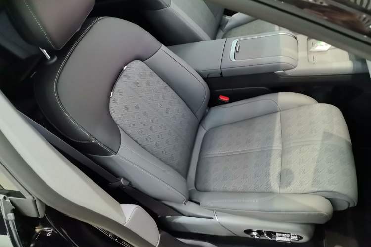 Used Zeekr 7X 2025 100 kWh Long-Range Rear-Wheel Drive with Intelligent Driving Features Right Front Seat