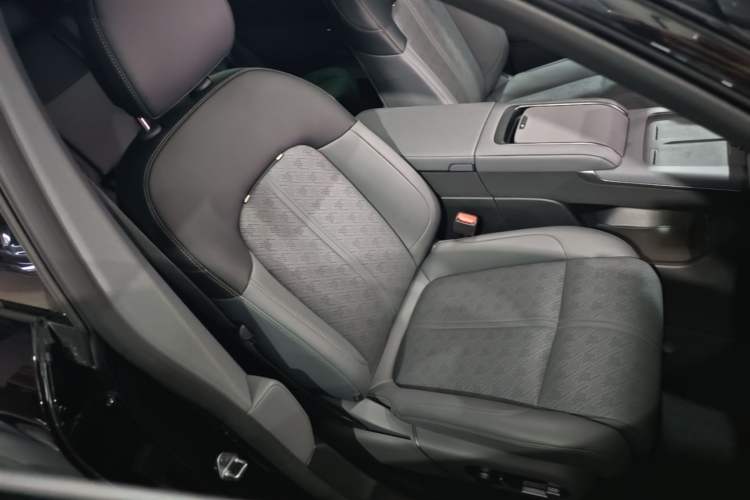 Used Zeekr 7X 2025 100 kWh Long-Range Rear-Wheel Drive with Intelligent Driving Features Right Front Seat