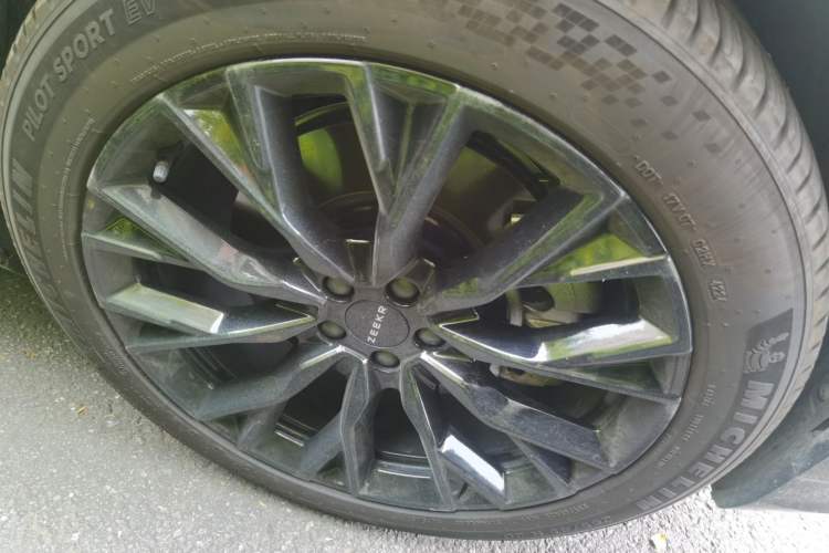 Used Zeekr 7X 2025 100 kWh Long-Range Rear-Wheel Drive with Intelligent Driving Features Right Front Wheel Hub