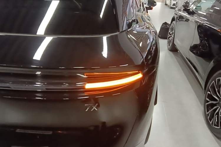 Used Zeekr 7X 2025 75 kWh Rear-Wheel Drive Intelligent Driving Version Right Rear Taillight