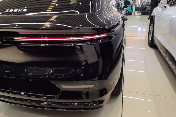 Used Zeekr 7X 2025 100 kWh Long-Range Rear-Wheel Drive with Intelligent Driving Features Right Rear Taillight