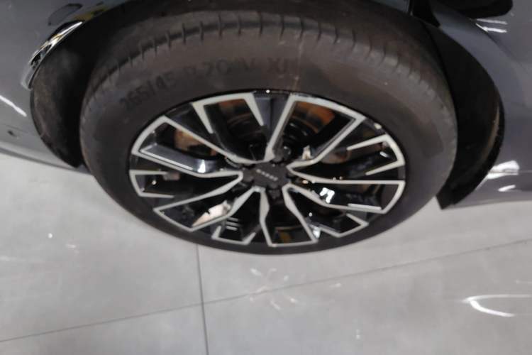 Used Zeekr 7X 2025 75 kWh Rear-Wheel Drive Intelligent Driving Version Right Rear Wheel Hub
