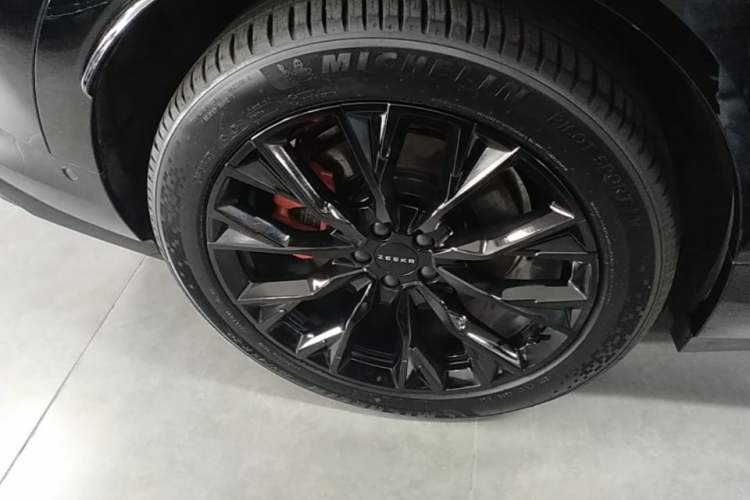 Used Zeekr 7X 2025 100 kWh Long-Range Rear-Wheel Drive with Intelligent Driving Features Right Rear Wheel Hub