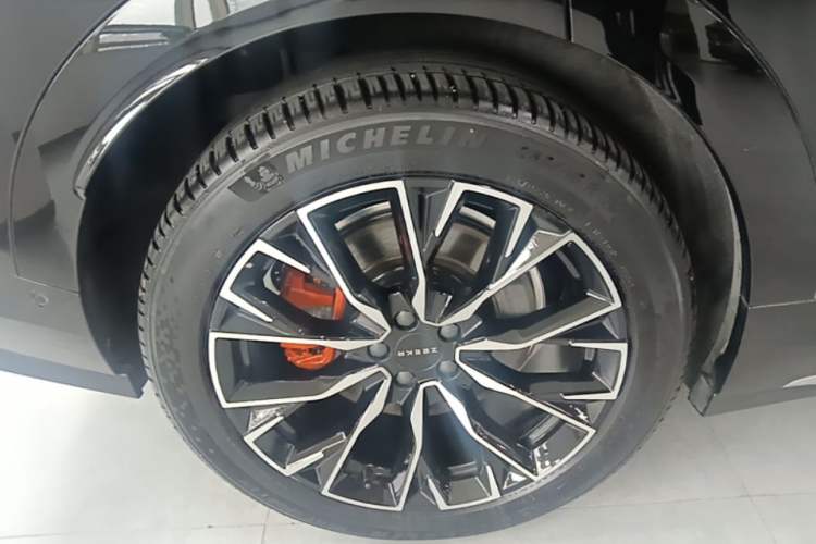 Used Zeekr 7X 2025 75 kWh Rear-Wheel Drive Intelligent Driving Version Right Rear Wheel Hub