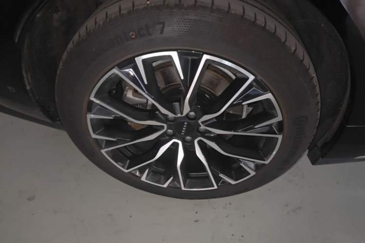 Used Zeekr 7X 2025 75 kWh Rear-Wheel Drive Intelligent Driving Version Right Rear Wheel Hub