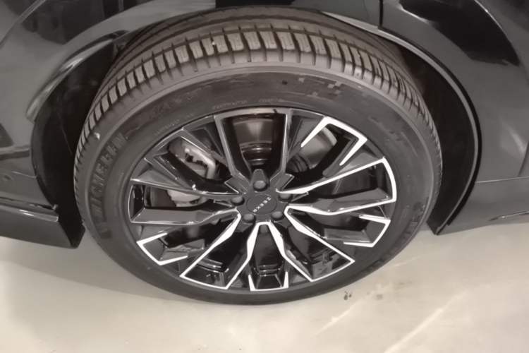 Used Zeekr 7X 2025 100 kWh Long-Range Rear-Wheel Drive with Intelligent Driving Features Right Rear Wheel Hub