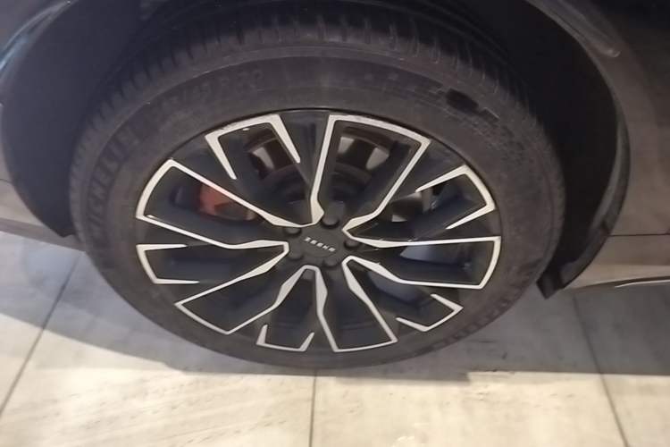 Used Zeekr 7X 2025 100kWh Long-Range All-Wheel Drive Intelligent Driving Version Right Rear Wheel Hub