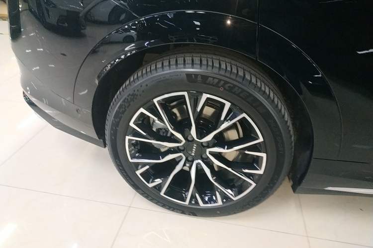 Used Zeekr 7X 2025 100kWh Long-Range All-Wheel Drive Intelligent Driving Version Right Rear Wheel Hub