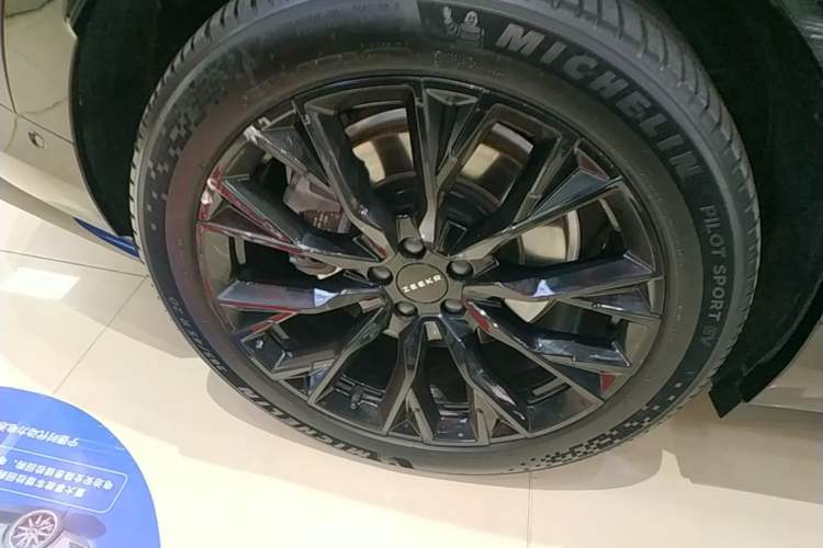 Used Zeekr 7X 2025 75 kWh Rear-Wheel Drive Intelligent Driving Version Right Rear Wheel Hub