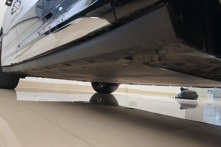 Used Zeekr 7X 2025 75 kWh Rear-Wheel Drive Intelligent Driving Version Right Side Sill