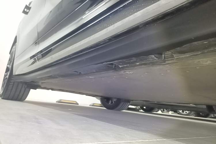 Used Zeekr 7X 2025 75 kWh Rear-Wheel Drive Intelligent Driving Version Right Side Sill