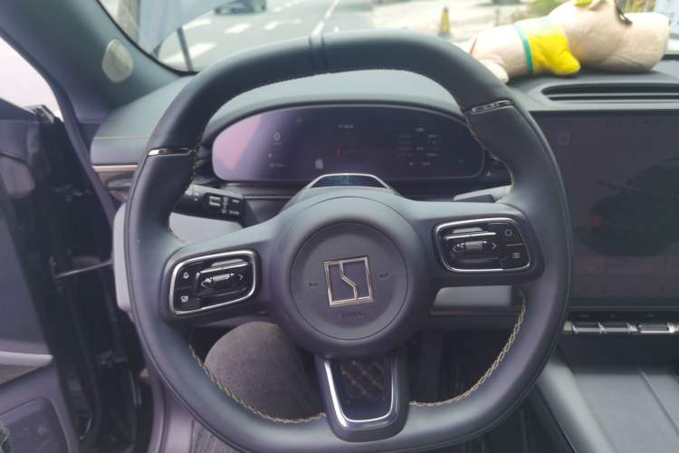 Used Zeekr 7X 2025 100 kWh Long-Range Rear-Wheel Drive with Intelligent Driving Features Steering Wheel