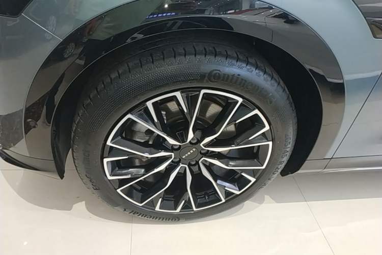 Used Zeekr 7X 2025 100 kWh Long-Range Rear-Wheel Drive with Intelligent Driving Features Left Front Wheel Hub