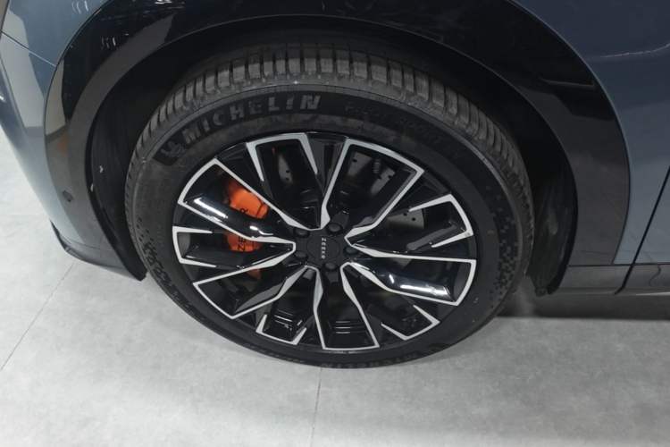 Used Zeekr 7X 2025 75 kWh Rear-Wheel Drive Intelligent Driving Version Left Front Wheel Hub