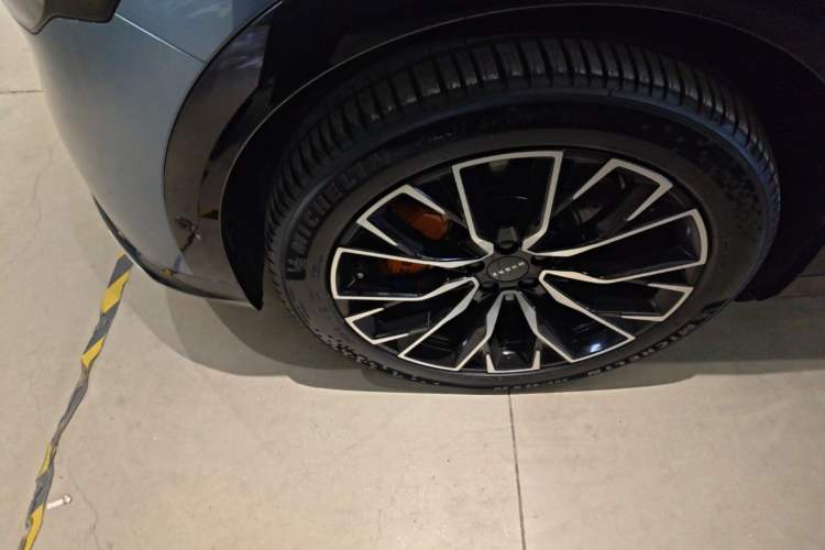 Used Zeekr 7X 2025 100 kWh Long-Range Rear-Wheel Drive with Intelligent Driving Features Left Front Wheel Hub