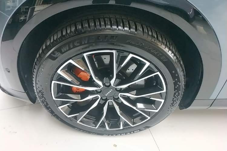 Used Zeekr 7X 2025 75 kWh Rear-Wheel Drive Intelligent Driving Version Left Front Wheel Hub